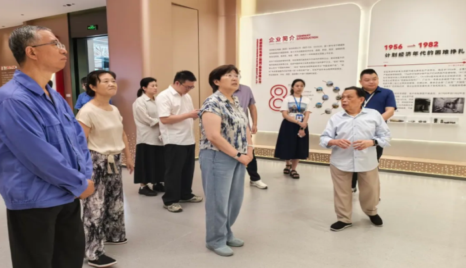 中国家用电器协会秘书长王雷率“领军家电班”学员走访成都彩虹集团